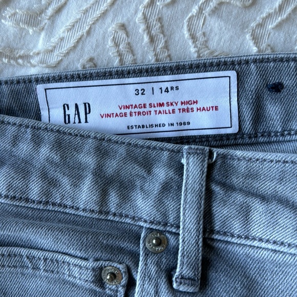 grey GAP JEANS- very cute on- slim cut high rise - Picture 1 of 2